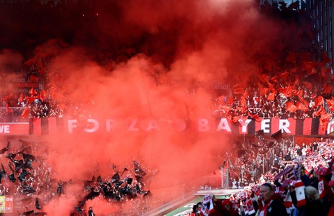 Selebrasi suporter Bayer Leverkusen dalam sebuah pertandingan di Liga Jerman pada Maret 2024. Foto: REUTERS/Wolfgang Rattay