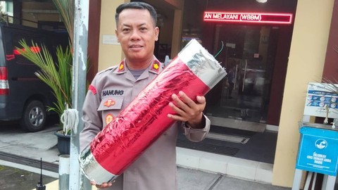 Polisi menunjukkan petasan besar yang berhasil disita dari dua remaja di Kapanewon Sewon, Kabupaten Bantul. Foto: Polres Bantul