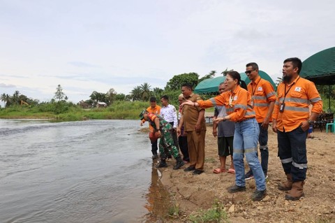 Penebaran bantuan pelet dan benih ikan oleh PT Agincourt Resources (PTAR) di sungai Kecamatan Batangtoru, Kabupaten, Tapanuli Selatan. Foto: PTAR