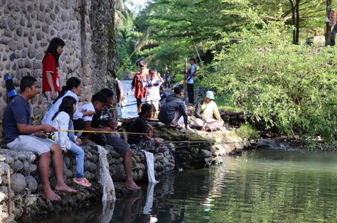 Warga mengikuti acara memancing ikan saat lubuk larangan dibuka di sungai Desa Garoga, Kecamatan Batangtoru, Kabupaten, Tapanuli Selatan. Foto: PTAR