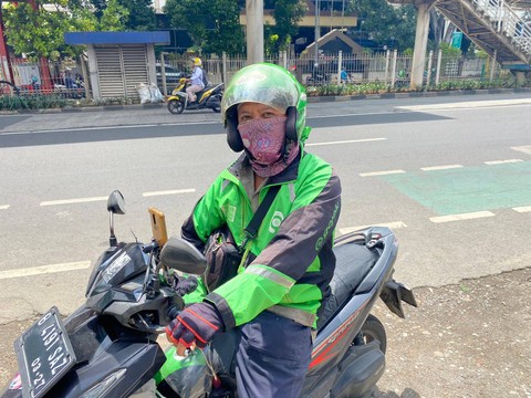 Irwan, ojol yang ditemui kumparan di sekitar Mampang. Foto: Ainun Nabila/kumparan