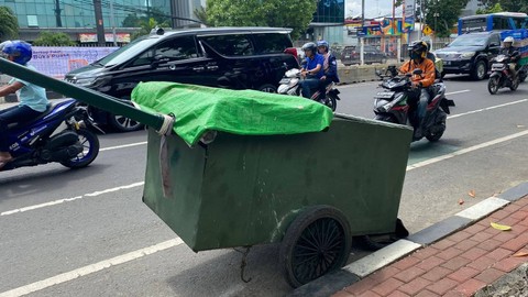 Gerobak milik Itok, pemulung, ditemui kumparan di sekitar Mampang. Foto: Ainun Nabila/kumparan