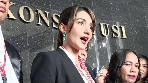 Tsania Marwa perjuangkan hak asuh anak di Mahkamah Konstitusi, Medan Merdeka Barat, Jakarta Pusat, Senin (18/3/2024). Foto: Giovanni/kumparan