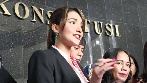 Tsania Marwa perjuangkan hak asuh anak di Mahkamah Konstitusi, Medan Merdeka Barat, Jakarta Pusat, Senin (18/3/2024). Foto: Giovanni/kumparan