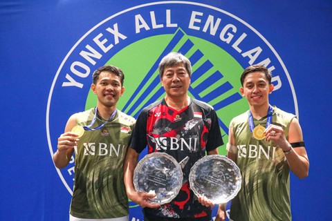 Pebulu tangkis ganda putra Indonesia Fajar Alfian (kiri), Muhammad Rian Ardianto (kanan) berfoto bersama pelatihnya Aryono Miranat (tengah) usai mengalahkan ganda putra Malaysia Aaron Chia/Soh Wooi Yik dalam final All England Open 2024. Foto: HO-PBSI/Antara Foto