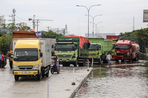 Sejumlah kendaraan melintas di jalur pantura pascabanjir di kawasan Jalan Kaligawe Raya-Genuk, Semarang, Jawa Tengah, Senin (18/3/2024). Foto: Makna Zaezar/ANTARA FOTO