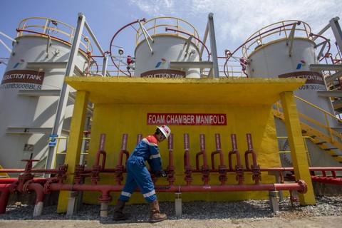 Operator memeriksa "foam chamber" pada "fire protection system" di Stasiun Pengumpul Akasia Bagus (SP ABG) Pertamina EP Jatibarang Field di Indramayu, Jawa Barat. Foto: Dedhez Anggara/Antara Foto