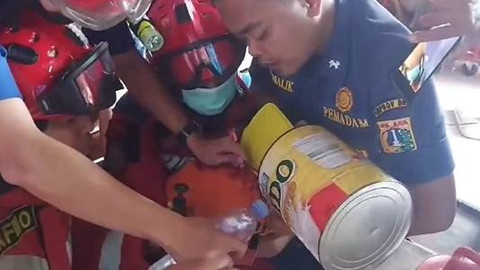 Damkar Jakarta Timur melepaskan kaleng susu yang tidak bisa lepas dari kepala seorang anak. Foto: Instagram/@damkarjakartatimur