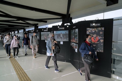 Pengunjung mengamati karya pameran foto kumparan Photography Exhibition di Jembatan Interkoneksi MRT ASEAN, Jakarta, Senin (18/3/2024). Foto: Jamal Ramadhan/kumparan