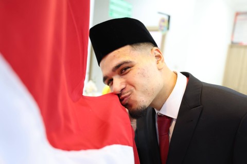 Ragnar Oratmangoen mencium bendera Merah Putih usai menjalani sumpah WNI di Kanwil Kemenkumham Jakarta pada 18 Maret 2024. Foto: PSSI