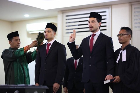 Ragnar Oratmangoen dan Thom Haye menjalani sumpah WNI di Kanwil Kemenkumham Jakarta pada 18 Maret 2024. Foto: PSSI