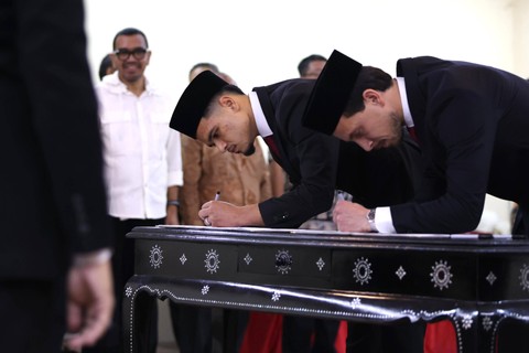 Ragnar Oratmangoen dan Thom Haye menjalani sumpah WNI di Kanwil Kemenkumham Jakarta pada 18 Maret 2024. Foto: PSSI