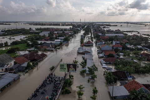 Foto udara kondisi jalur utama pantura Demak-Kudus yang terendam banjir di Kecamatan Karanganyar, Kabupaten Demak, Jawa Tengah, Senin (18/3). Foto: ANTARA FOTO/Aji Styawan