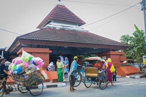 Suasana kompleks makam Sunan Kalijaga di Demak. Foto: Masden Picture/Shutterstock