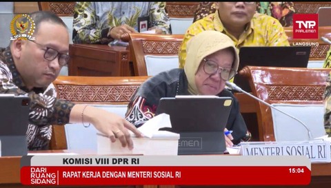 Mensos Tri Rismaharini menangis saat rapat kerja bersama komisi VIII, Selasa (18/3). Foto: Tangkapan Layar TV Parlemen