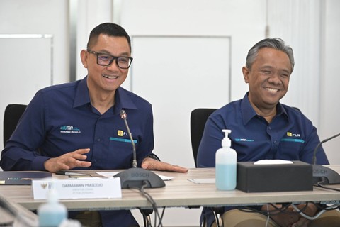 Direktur Utama PLN Darmawan Prasodjo (kiri) didampingi Direktur Legal dan Manajemen Human Capital PLN Yusuf Didi Setiarto (kanan) saat menyampaikan sambutan dalam acara penyerahan keputusan RUPS terkait pemberhentian dan pengangkatan Komisaris PLN di Foto: PLN