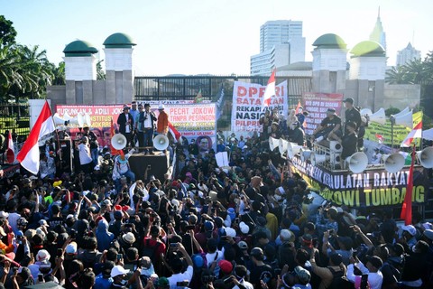 Politikus PDI Perjuangan Adian Napitupulu (kedua kanan) berorasi di atas mobil komando saat menemui massa aksi yang berunjuk rasa di depan kompleks Parlemen, Senayan, Jakarta, Selasa (19/3/2024). Foto: M Risyal Hidayat/ANTARA FOTO