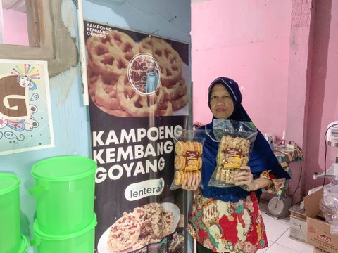 Nasabah BRI, Sri Mulyati menunjukkan Kembang goyang yang diproduksi sendiri. Foto: Moh Fajri/kumparan