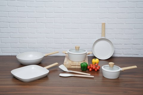 Peralatan masak dan tips merawat wajan anti lengket dalam acara buka bersama ACE di restoran DION, Jakarta (19/3/2024). Foto: ACE