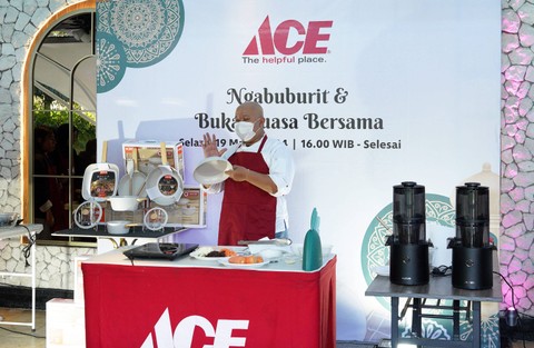 Peralatan masak dan tips merawat wajan anti lengket dalam acara buka bersama ACE di restoran DION, Jakarta (19/3/2024). Foto: ACE