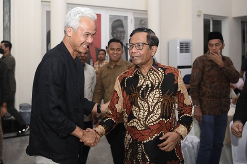 Capres dan cawapres nomor urut 3, Ganjar Pranowo (kiri) dan Mahfud MD (kanan) berjabat tangan saat akan berbuka puasa bersama relawan di Posko Pemenangan Teuku Umar, Jakarta, Rabu (20/3/2024). Foto: ANTARA FOTO/M Risyal Hidayat