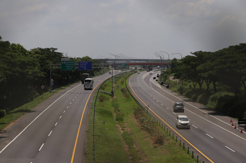 Sejumlah kendaraan melintas di Tol Cikopo-Palimanan (Cipali) di KM 153, Rabu (20/3/2024).  Foto: Dicky Adam Sidiq/kumparan