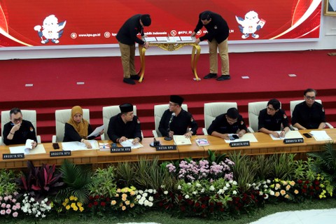 Anggota KPU RI Parsadaan Harahap, Betty Epsilon Idroos, Mochamad Affifudin, Ketua KPU RI Hasyim Asyari, Anggota KPU RI Yulianto Sudrajat dan August Mellaz membacakan surat keputusan hasil Pemilu 2024 di Gedung KPU RI, Jakarta, Rabu, (20/3/2024). Foto: Iqbal Firdaus/kumparan