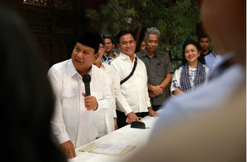 Mbak Titiek di rumah Prabowo di Kertanegara, Jaksel, Rabu (20/3/2024). Hadir juga Prabowo (membawa mikrofon), Yusril Ihza Mahendra (Ketum PBB) dan Agus Jabo (Ketum Partai Prima) Foto: Instagram/@prabowo