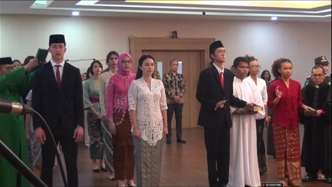 Cyrus Margono bersama aktris Anggika Bolsterli dan sejumlah warga lain menjalani Sumpah Warga Negara Indonesia di Kanwil Kemenkumham DKI Jakarta pada 21 Maret 2024. Foto: Humas Kanwil Kemenkumham DKI Jakarta