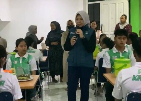 Kadisporapar Kalbar, Windy Prihastari kunjungi Wisma Atlet untuk ajak para atlet pelajar makan sahur bareng. Foto: Dok. Adpim Pemprov Kalbar