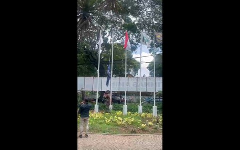 Oknum relawan mencopot bendera partai NasDem di Markas Timnas AMIN, Jalan Diponegoro X, Jakarta Selatan, Kamis (21/3). Foto: Haya Syahira/kumparan