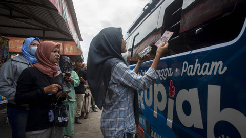 Warga antre untuk menukarkan uang pecahan kecil saat penukaran uang pada mobil kas keliling Bank Indonesia (BI) di Batam, Kepulauan Riau, Kamis (21/3). Foto: Teguh Prihatna/ANTARA FOTO