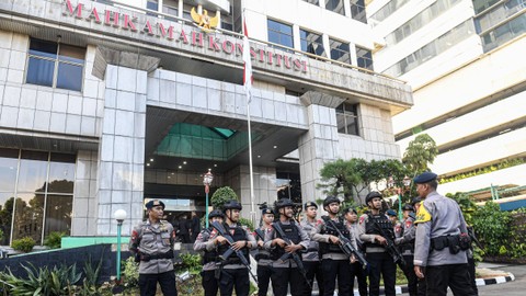 Sebanyak 325 Personel Polri melakukan penjagaan saat pelaksanaan pendaftaran gugatan Perselisihan hasil pemilihan umum (PHPU) Presiden dan Wakil Presiden tahun 2024 di gedung Mahkamah Konstitusi, Jakarta, Kamis (21/3). Foto: Muhammad Adimaja/ANTARA FOTO