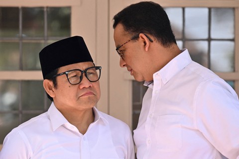 Calon presiden Indonesia Anies Baswedan (kanan) dan pasangan wakil presidennya Muhaimin Iskandar mengadakan konferensi pers di Jakarta pada 21 Maret 2024, setelah KPU mengumumkan Prabowo Subianto sebagai pemenang pemilu presiden Februari 2024. Foto: Adek Berry/AFP