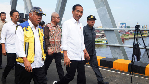 Presiden Joko Widodo didampingi Menteri PUPR Basuki Hadimuljono, Menteri Kesehatan Budi Gunadi Sadikin dan Ketua Komisi V DPR Lasarus memeriksa jembatan di lokasi peresmian duplikasi Jembatan Kapuas di Pontianak, Kamis (21/03) Foto: Jessica Helena Wuysang/ANTARA FOTO