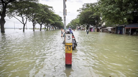 Suasana banjir di Jalur Pantura Demak-Kudus Karanganyar, Demak, Jawa Tengah, Kamis (21/03/2024). Foto: Dicky Adam Sidiq/kumparan