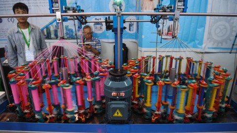 Sejumlah pengunjung memerhatikan mesin tekstil dan garmen yang ditampilkan dalam pameran Indo Intertex ke-20 di JIExpo Kemayoran, Jakarta, Kamis (21/3/2024). Foto: Akbar Nugroho Gumay/ANTARA FOTO