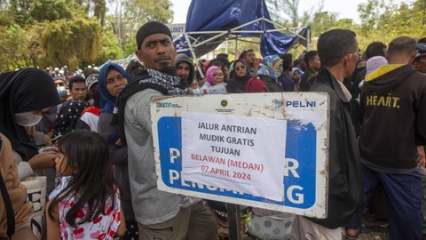 Sejumlah warga tetap antre untuk daftar mudik gratis lebaran yang dihentikan sementara akibat ricuh di kantor Pelni (Persero) Cabang Batam, kepulauan Riau, Kamis (21/3/2024). Foto: Teguh Prihatna/ANTARA FOTO