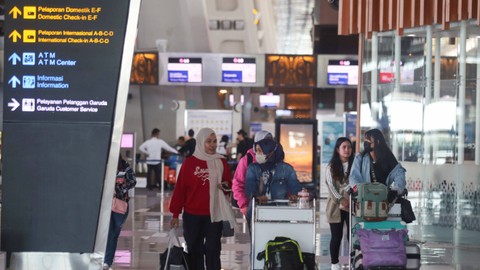 Penumpang berjalan di selasar Terminal 3 Bandara Soekarno Hatta, Tangerang, Banten, Kamis (21/3/2024). Foto: Muhammad Iqbal/ANTARA FOTO