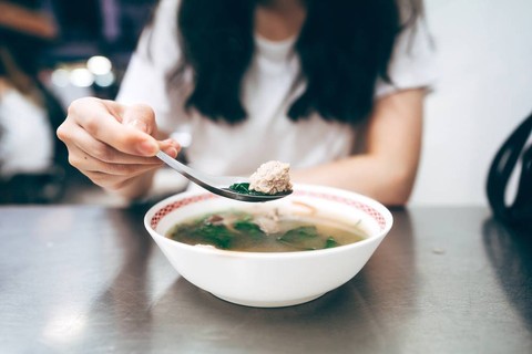 Ilustrasi perempuan makan. Foto: Shutterstock