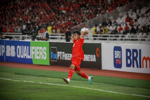 Pratama Arhan melempar bola saat laga Kualifikasi Piala Dunia Timnas Indonesia vs Vietnam di GBK, Jakarta, Kamis (21/3/2024). Foto: Jamal Ramadhan/kumparan