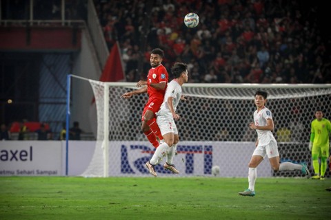 Yakob Sayuri melakukan duel udara dengan pemain Vietnam dalam laga matchday ketiga Kualifikasi Piala Dunia 2026 di Stadion Utama Gelora Bung Karno (GBK), Jakarta, pada Kamis (21/3/2024). Foto: Jamal Ramadhan/kumparan