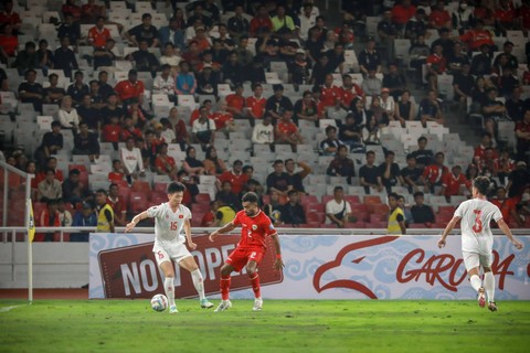 Yakob Sayuri berusaha merebut bola dengan pemain Vietnam dalam laga matchday ketiga Kualifikasi Piala Dunia 2026 di Stadion Utama Gelora Bung Karno (GBK), Jakarta, pada Kamis (21/3/2024). Foto: Jamal Ramadhan/kumparan