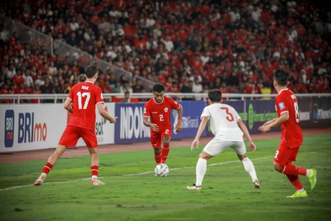 Yakob Sayuri berusaha mendribel bola dalam laga matchday ketiga Kualifikasi Piala Dunia 2026 di Stadion Utama Gelora Bung Karno (GBK), Jakarta, pada Kamis (21/3/2024). Foto: Jamal Ramadhan/kumparan