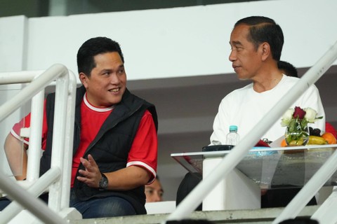 Ketum PSSI Erick Thohir dan Presiden RI Joko Widodo nonton Timnas Indonesia vs Vietnam dalam Kualifikasi Piala Dunia 2026 di Stadion Utama Gelora Bung Karno (GBK), Jakarta, pada Kamis (21/3/2024). Foto: PSSI