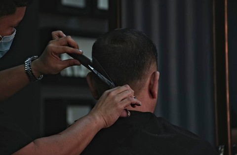 Ilustrasi Hukum Potong Rambut Pria saat Puasa. Sumber Unsplash/John Karlo Mendoza