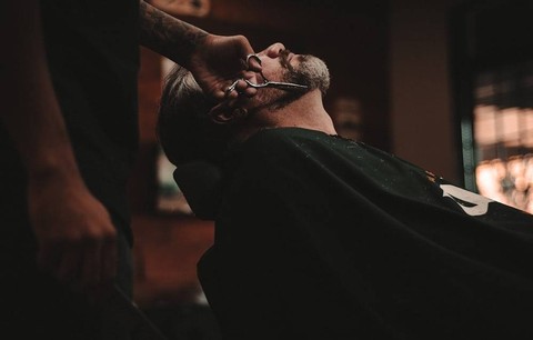Ilustrasi Hukum Potong Rambut Pria saat Puasa. Sumber Unsplash/Allef Vinicius
