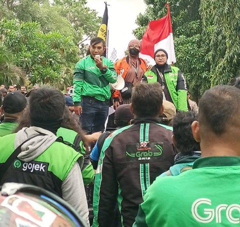 Driver ojol di Surabaya saat melakukan aksi demo beberapa waktu lalu. Foto: Humas PDOI Jatim