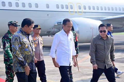 Presiden Joko Widodo tiba di Pangkalan Udara Utama TNI AD Ahmad Yani, Kota Semarang, Jawa Tengah, Jumat (22/3/2024). Foto: Muchlis Jr/Biro Pers Sekretariat Presiden