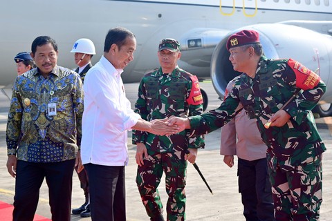 Presiden Joko Widodo tiba di Pangkalan Udara Utama TNI AD Ahmad Yani, Kota Semarang, Jawa Tengah, Jumat (22/3/2024). Foto: Muchlis Jr/Biro Pers Sekretariat Presiden